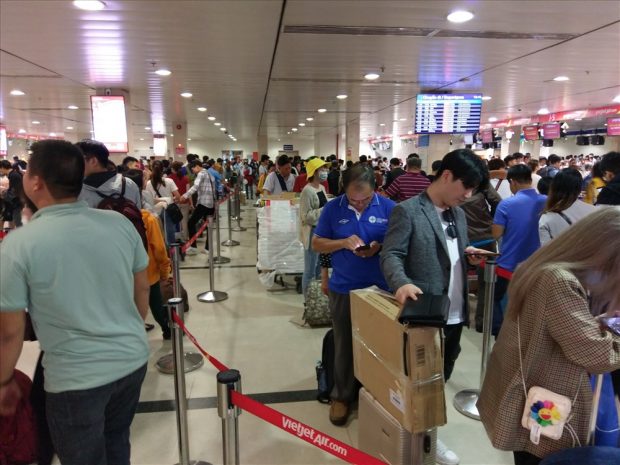 Hành khách xếp hàng dài khi mua vé máy bay Tết đi Sài Gòn